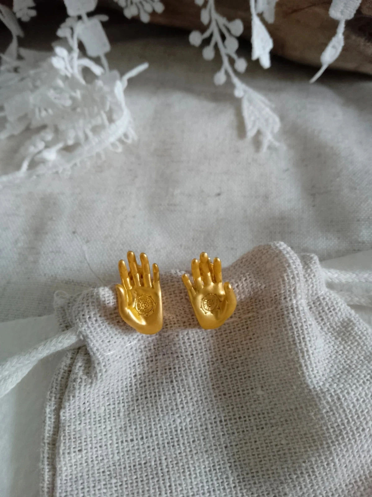 Pendientes bohemios con manos doradas – photo 2